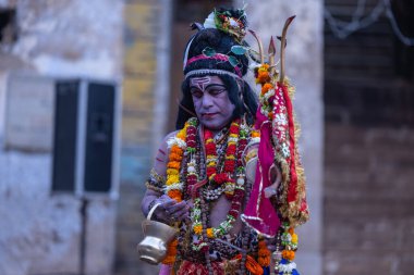 Puşkar, Rajasthan, Hindistan - 25 Kasım 2023: Papazlar kutsal itme gölü maha aarti (dua) yapıyor..