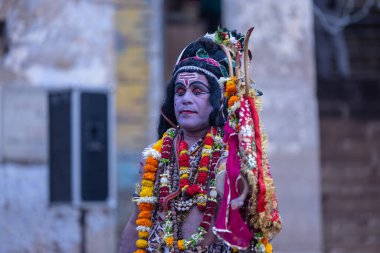 Puşkar, Rajasthan, Hindistan - 25 Kasım 2023: Papazlar kutsal itme gölü maha aarti (dua) yapıyor..