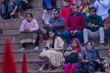 Puşkar, Rajasthan, Hindistan - 25 Kasım 2023: Papazlar kutsal itme gölü maha aarti (dua) yapıyor..