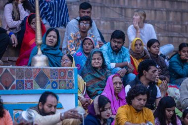 Puşkar, Rajasthan, Hindistan - 25 Kasım 2023: Papazlar kutsal itme gölü maha aarti (dua) yapıyor..