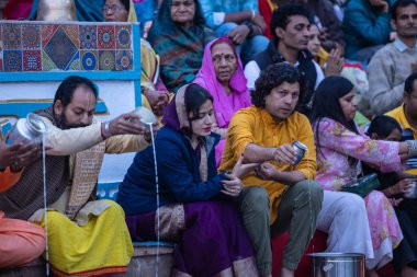 Puşkar, Rajasthan, Hindistan - 25 Kasım 2023: Papazlar kutsal itme gölü maha aarti (dua) yapıyor..