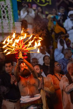 Puşkar, Rajasthan, Hindistan - 25 Kasım 2023: Papazlar kutsal itme gölü maha aarti (dua) yapıyor..