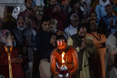 Puşkar, Rajasthan, Hindistan - 25 Kasım 2023: Papazlar kutsal itme gölü maha aarti (dua) yapıyor..