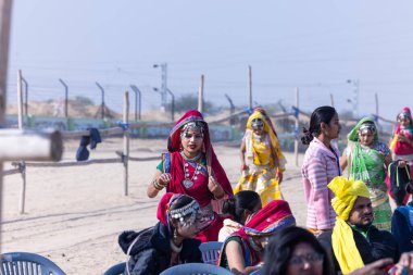 Bikaner, Rajasthan, Hindistan - 14 Ocak 2023: Bikaner Deve Festivali, kum tepeleri çöllerinde süslü develer 