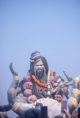 Varanasi, Uttar Pradesh, Hindistan - Mart 03: 2023: Masan Holi, Harishchandra ghat 'ta düzenlenen İstanbul bayramı sırasında efendi shiva gibi giyinmiş kuru külle boyanmış bir erkek dindar portresi.