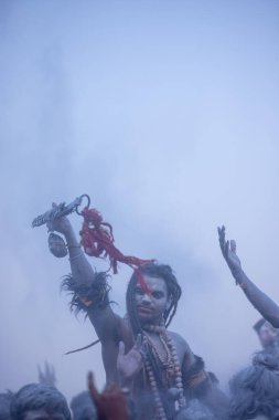 Varanasi, Uttar Pradesh, Hindistan - Mart 03: 2023: Masan Holi, Harishchandra ghat 'ta düzenlenen İstanbul bayramı sırasında efendi shiva gibi giyinmiş kuru külle boyanmış bir erkek dindar portresi.