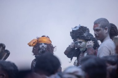 Varanasi, Uttar Pradesh, Hindistan - Mart 03: 2023: Masan Holi, Harishchandra ghat 'ta düzenlenen İstanbul bayramı sırasında efendi shiva gibi giyinmiş kuru külle boyanmış bir erkek dindar portresi.
