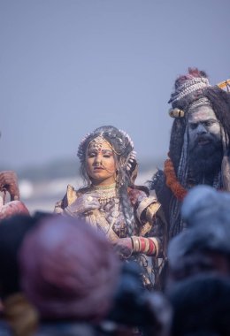 Varanasi, Uttar Pradesh, Hindistan - Mart 03: 2023: Masan Holi, Harishchandra ghat 'ta düzenlenen İstanbul bayramı sırasında efendi shiva gibi giyinmiş kuru külle boyanmış bir erkek dindar portresi.