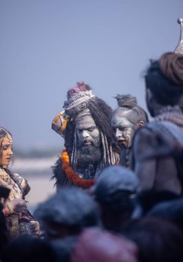 Varanasi, Uttar Pradesh, Hindistan - Mart 03: 2023: Masan Holi, Harishchandra ghat 'ta düzenlenen İstanbul bayramı sırasında efendi shiva gibi giyinmiş kuru külle boyanmış bir erkek dindar portresi.