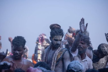 Varanasi, Uttar Pradesh, Hindistan - Mart 03: 2023: Masan Holi, Harishchandra ghat 'ta düzenlenen İstanbul bayramı sırasında efendi shiva gibi giyinmiş kuru külle boyanmış bir erkek dindar portresi.
