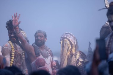 Varanasi, Uttar Pradesh, Hindistan - Mart 03: 2023: Masan Holi, Harishchandra ghat 'ta düzenlenen İstanbul bayramı sırasında efendi shiva gibi giyinmiş kuru külle boyanmış bir erkek dindar portresi.
