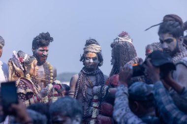 Varanasi, Uttar Pradesh, Hindistan - Mart 03: 2023: Masan Holi, Harishchandra ghat 'ta düzenlenen İstanbul bayramı sırasında efendi shiva gibi giyinmiş kuru külle boyanmış bir erkek dindar portresi.