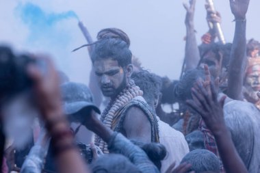 Varanasi, Uttar Pradesh, Hindistan - Mart 03: 2023: Masan Holi, Harishchandra ghat 'ta düzenlenen İstanbul bayramı sırasında efendi shiva gibi giyinmiş kuru külle boyanmış bir erkek dindar portresi.