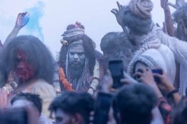 Varanasi, Uttar Pradesh, Hindistan - Mart 03: 2023: Masan Holi, Harishchandra ghat 'ta düzenlenen İstanbul bayramı sırasında efendi shiva gibi giyinmiş kuru külle boyanmış bir erkek dindar portresi.