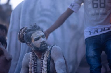 Varanasi, Uttar Pradesh, Hindistan - Mart 03: 2023: Masan Holi, Harishchandra ghat 'ta düzenlenen İstanbul bayramı sırasında efendi shiva gibi giyinmiş kuru külle boyanmış bir erkek dindar portresi.