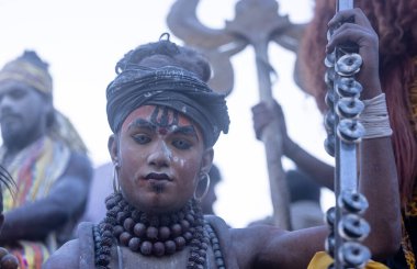 Varanasi, Uttar Pradesh, Hindistan - Mart 03: 2023: Masan Holi, Harishchandra ghat 'ta düzenlenen İstanbul bayramı sırasında efendi shiva gibi giyinmiş kuru külle boyanmış bir erkek dindar portresi.