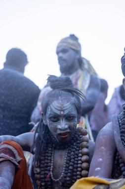 Varanasi, Uttar Pradesh, Hindistan - Mart 03: 2023: Masan Holi, Harishchandra ghat 'ta düzenlenen İstanbul bayramı sırasında efendi shiva gibi giyinmiş kuru külle boyanmış bir erkek dindar portresi.