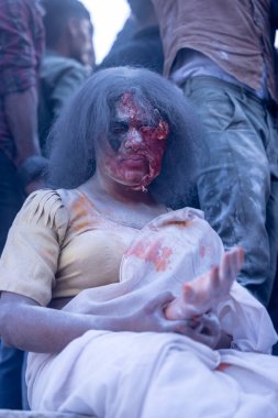 Varanasi, Uttar Pradesh, Hindistan - Mart 03: 2023: Masan Holi, Harishchandra ghat 'ta düzenlenen İstanbul bayramı sırasında efendi shiva gibi giyinmiş kuru külle boyanmış bir erkek dindar portresi.