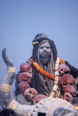 Varanasi, Uttar Pradesh, Hindistan - Mart 03: 2023: Masan Holi, Harishchandra ghat 'ta düzenlenen İstanbul bayramı sırasında efendi shiva gibi giyinmiş kuru külle boyanmış bir erkek dindar portresi.