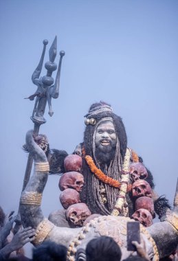 Varanasi, Uttar Pradesh, Hindistan - Mart 03: 2023: Masan Holi, Harishchandra ghat 'ta düzenlenen İstanbul bayramı sırasında efendi shiva gibi giyinmiş kuru külle boyanmış bir erkek dindar portresi.