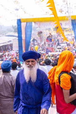 Anandpur Sahib, Punjab, Hindistan - 19 Mart 2022: Hola Mohalla festivali sırasında Hola Mohalla kutlamaları sırasında bir grup sikh insan (Nihang Sardar) Holi festivali sırasında Anandpur Sahib sokaklarında. Seçili odak.