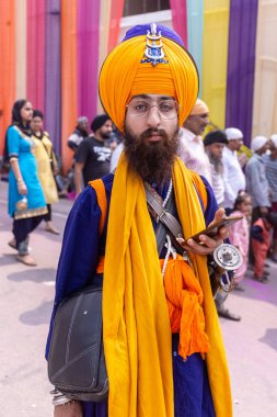Anandpur Sahib, Punjab, Hindistan - 19 Mart 2022: Hola Mohalla festivali sırasında Hola Mohalla kutlamaları sırasında bir grup sikh insan (Nihang Sardar) Holi festivali sırasında Anandpur Sahib sokaklarında. Seçili odak.
