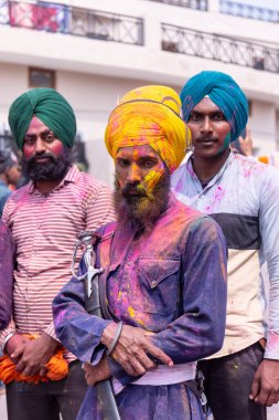 Anandpur Sahib, Punjab, Hindistan - 19 Mart 2022: Hola Mohalla festivali sırasında Hola Mohalla kutlamaları sırasında bir grup sikh insan (Nihang Sardar) Holi festivali sırasında Anandpur Sahib sokaklarında. Seçili odak.