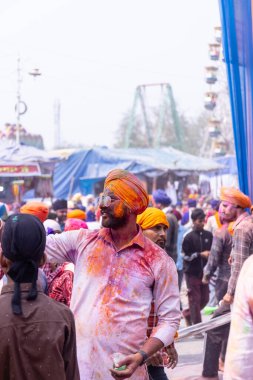 Anandpur Sahib, Punjab, Hindistan - 19 Mart 2022: Hola Mohalla festivali sırasında Hola Mohalla kutlamaları sırasında bir grup sikh insan (Nihang Sardar) Holi festivali sırasında Anandpur Sahib sokaklarında. Seçili odak.