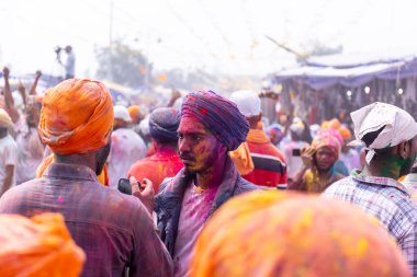 Anandpur Sahib, Punjab, Hindistan - 19 Mart 2022: Hola Mohalla festivali sırasında Hola Mohalla kutlamaları sırasında bir grup sikh insan (Nihang Sardar) Holi festivali sırasında Anandpur Sahib sokaklarında. Seçili odak.