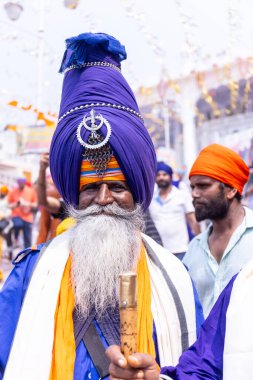 Anandpur Sahib, Punjab, Hindistan - 19 Mart 2022: Hola Mohalla festivali sırasında Hola Mohalla kutlamaları sırasında bir grup sikh insan (Nihang Sardar) Holi festivali sırasında Anandpur Sahib sokaklarında. Seçili odak.