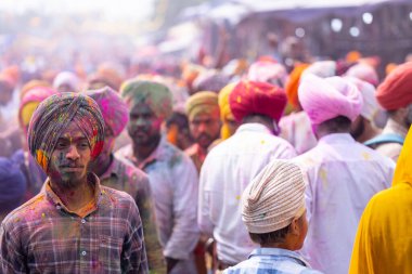 Anandpur Sahib, Punjab, Hindistan - 19 Mart 2022: Hola Mohalla festivali sırasında Hola Mohalla kutlamaları sırasında bir grup sikh insan (Nihang Sardar) Holi festivali sırasında Anandpur Sahib sokaklarında. Seçili odak.