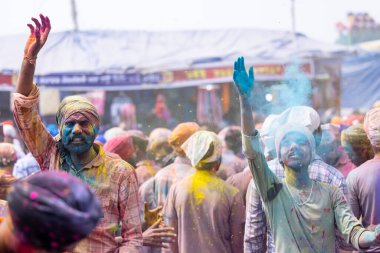 Anandpur Sahib, Punjab, Hindistan - 19 Mart 2022: Hola Mohalla festivali sırasında Hola Mohalla kutlamaları sırasında bir grup sikh insan (Nihang Sardar) Holi festivali sırasında Anandpur Sahib sokaklarında. Seçili odak.