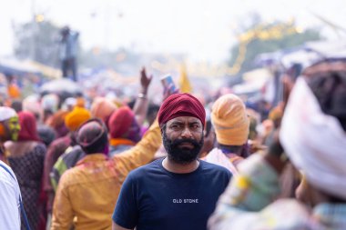 Anandpur Sahib, Punjab, Hindistan - 19 Mart 2022: Hola Mohalla festivali sırasında Hola Mohalla kutlamaları sırasında bir grup sikh insan (Nihang Sardar) Holi festivali sırasında Anandpur Sahib sokaklarında. Seçili odak.