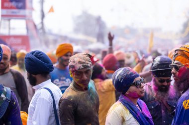Anandpur Sahib, Punjab, Hindistan - 19 Mart 2022: Hola Mohalla festivali sırasında Hola Mohalla kutlamaları sırasında bir grup sikh insan (Nihang Sardar) Holi festivali sırasında Anandpur Sahib sokaklarında. Seçili odak.