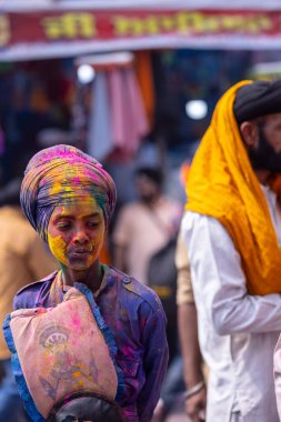 Anandpur Sahib, Punjab, Hindistan - 19 Mart 2022: Hola Mohalla festivali sırasında Hola Mohalla kutlamaları sırasında bir grup sikh insan (Nihang Sardar) Holi festivali sırasında Anandpur Sahib sokaklarında. Seçili odak.
