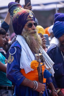 Anandpur Sahib, Punjab, Hindistan - 19 Mart 2022: Hola Mohalla festivali sırasında Hola Mohalla kutlamaları sırasında bir grup sikh insan (Nihang Sardar) Holi festivali sırasında Anandpur Sahib sokaklarında. Seçili odak.