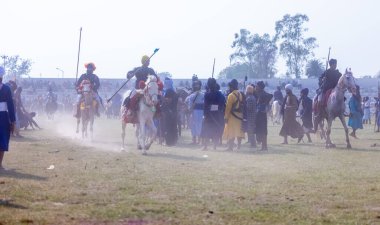 Anandpur Sahib, Punjab, Hindistan - 19 Mart 2022: Hola Mohalla festivali sırasında Hola Mohalla kutlamaları sırasında bir grup sikh insan (Nihang Sardar) Holi festivali sırasında Anandpur Sahib sokaklarında. Seçili odak.