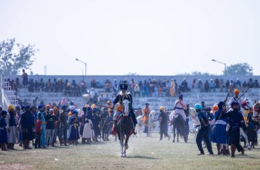 Anandpur Sahib, Punjab, Hindistan - 19 Mart 2022: Hola Mohalla festivali sırasında Hola Mohalla kutlamaları sırasında bir grup sikh insan (Nihang Sardar) Holi festivali sırasında Anandpur Sahib sokaklarında. Seçili odak.
