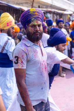 Anandpur Sahib, Punjab, Hindistan - 19 Mart 2022: Hola Mohalla festivali sırasında Hola Mohalla kutlamaları sırasında bir grup sikh insan (Nihang Sardar) Holi festivali sırasında Anandpur Sahib sokaklarında. Seçili odak.