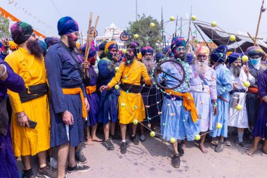 Anandpur Sahib, Punjab, Hindistan - 19 Mart 2022: Hola Mohalla festivali sırasında Hola Mohalla kutlamaları sırasında bir grup sikh insan (Nihang Sardar) Holi festivali sırasında Anandpur Sahib sokaklarında. Seçili odak.