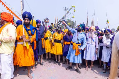 Anandpur Sahib, Punjab, Hindistan - 19 Mart 2022: Hola Mohalla festivali sırasında Hola Mohalla kutlamaları sırasında bir grup sikh insan (Nihang Sardar) Holi festivali sırasında Anandpur Sahib sokaklarında. Seçili odak.