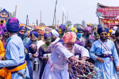Kulashekharapatnam, Tamilnadu, Hindistan - 11 Ekim 2024: Kulasai, Hint Hindu dindar portresi boyalı yüz ve tanrıça Kali gibi giyinmiş kulasai dasara tarikatının ayinlerini gerçekleştirmek için.