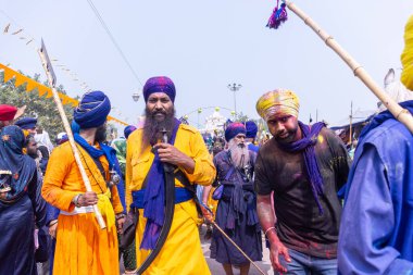 Kulashekharapatnam, Tamilnadu, Hindistan - 11 Ekim 2024: Kulasai, Hint Hindu dindar portresi boyalı yüz ve tanrıça Kali gibi giyinmiş kulasai dasara tarikatının ayinlerini gerçekleştirmek için.