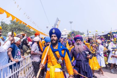 Kulashekharapatnam, Tamilnadu, Hindistan - 11 Ekim 2024: Kulasai, Hint Hindu dindar portresi boyalı yüz ve tanrıça Kali gibi giyinmiş kulasai dasara tarikatının ayinlerini gerçekleştirmek için.