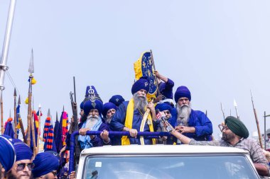 Kulashekharapatnam, Tamilnadu, Hindistan - 11 Ekim 2024: Kulasai, Hint Hindu dindar portresi boyalı yüz ve tanrıça Kali gibi giyinmiş kulasai dasara tarikatının ayinlerini gerçekleştirmek için.