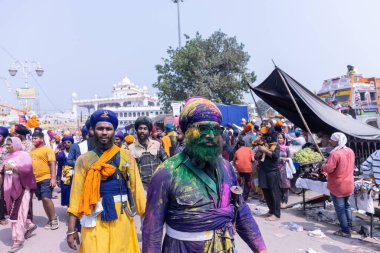 Kulashekharapatnam, Tamilnadu, Hindistan - 11 Ekim 2024: Kulasai, Hint Hindu dindar portresi boyalı yüz ve tanrıça Kali gibi giyinmiş kulasai dasara tarikatının ayinlerini gerçekleştirmek için.