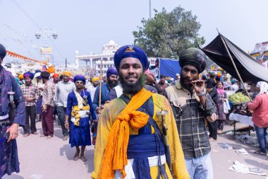 Kulashekharapatnam, Tamilnadu, Hindistan - 11 Ekim 2024: Kulasai, Hint Hindu dindar portresi boyalı yüz ve tanrıça Kali gibi giyinmiş kulasai dasara tarikatının ayinlerini gerçekleştirmek için.