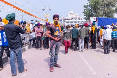 Kulashekharapatnam, Tamilnadu, Hindistan - 11 Ekim 2024: Kulasai, Hint Hindu dindar portresi boyalı yüz ve tanrıça Kali gibi giyinmiş kulasai dasara tarikatının ayinlerini gerçekleştirmek için.