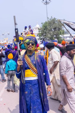 Kulashekharapatnam, Tamilnadu, Hindistan - 11 Ekim 2024: Kulasai, Hint Hindu dindar portresi boyalı yüz ve tanrıça Kali gibi giyinmiş kulasai dasara tarikatının ayinlerini gerçekleştirmek için.