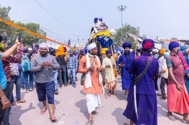 Kulashekharapatnam, Tamilnadu, Hindistan - 11 Ekim 2024: Kulasai, Hint Hindu dindar portresi boyalı yüz ve tanrıça Kali gibi giyinmiş kulasai dasara tarikatının ayinlerini gerçekleştirmek için.